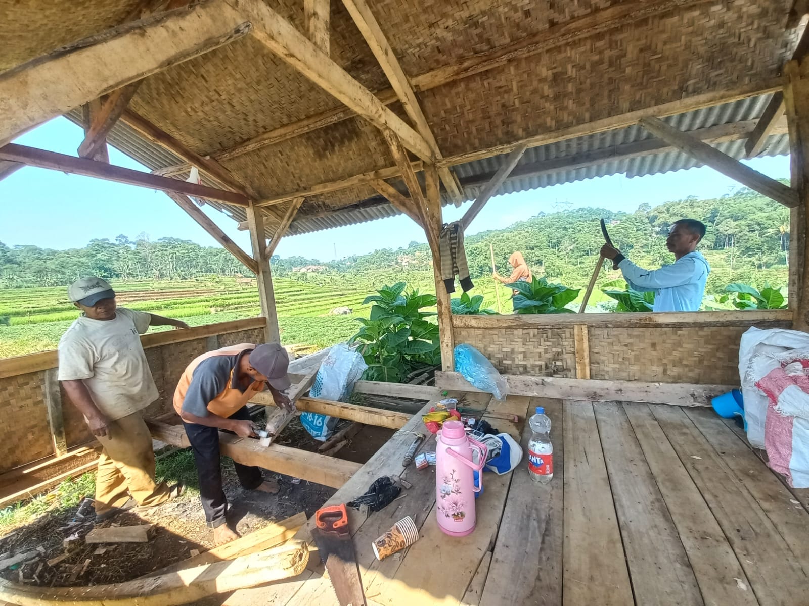 Petani KSM Haurngombong Gemilang Sumedang Bangun Saung Tani Swadaya